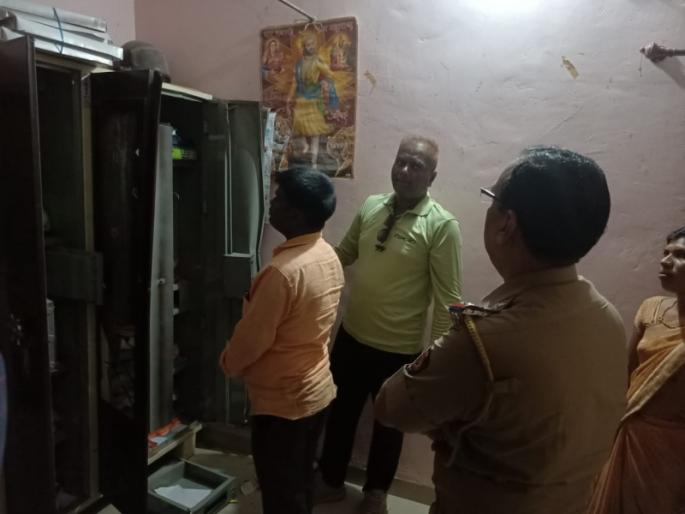 Two and a half lakhs were stolen by breaking into the house in broad daylight in beed | सणाच्या पूर्वसंध्येलाच चोरांच्या हाती 'लक्ष्मी'; भरदिवसा घर फोडून अडीच लाख लांबविले Two and a half lakhs were stolen by breaking into the house in broad daylight in beed | सणाच्या पूर्वसंध्येलाच चोरांच्या हाती 'लक्ष्मी'; भरदिवसा घर फोडून अडीच लाख लांबविले