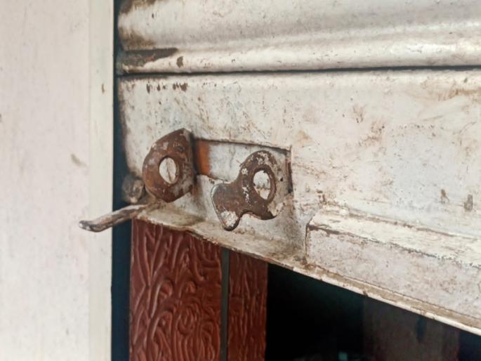 A cloth shop on Vamannagar Road was broken into; Goods worth four lakh rupees | वामननगर रस्त्यावरील कापडाचे दुकान फोडले; चार लाख रुपयांचा माल लंपास A cloth shop on Vamannagar Road was broken into; Goods worth four lakh rupees | वामननगर रस्त्यावरील कापडाचे दुकान फोडले; चार लाख रुपयांचा माल लंपास