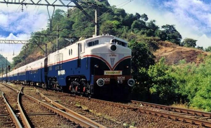 ... And the Deccan Queen did not stop at Karjat; Passenger Anger | ...अन् डेक्कन क्वीन कर्जतला थांबलीच नाही; प्रवाशांचा संताप ... And the Deccan Queen did not stop at Karjat; Passenger Anger | ...अन् डेक्कन क्वीन कर्जतला थांबलीच नाही; प्रवाशांचा संताप