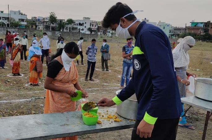 One and a half thousand people are getting free food every day in Jayatala area of Nagpur | नागपुरातील जयताळा भागात दररोज दीड हजार जणांना मिळतोय मोफत डबा One and a half thousand people are getting free food every day in Jayatala area of Nagpur | नागपुरातील जयताळा भागात दररोज दीड हजार जणांना मिळतोय मोफत डबा