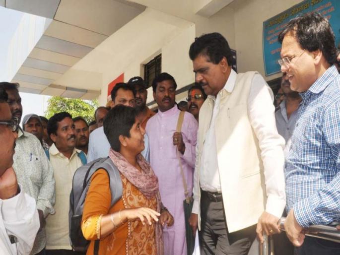 Various organizations organized before minister Sawant | मंत्री सावंत यांच्यासमोर विविध संघटनांनी मांडले गा-हाणे Various organizations organized before minister Sawant | मंत्री सावंत यांच्यासमोर विविध संघटनांनी मांडले गा-हाणे