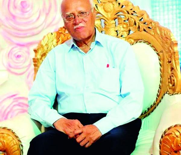 Through education he is moulding the man | शिक्षणाच्या माध्यमातून ते घडवितात माणूस Through education he is moulding the man | शिक्षणाच्या माध्यमातून ते घडवितात माणूस