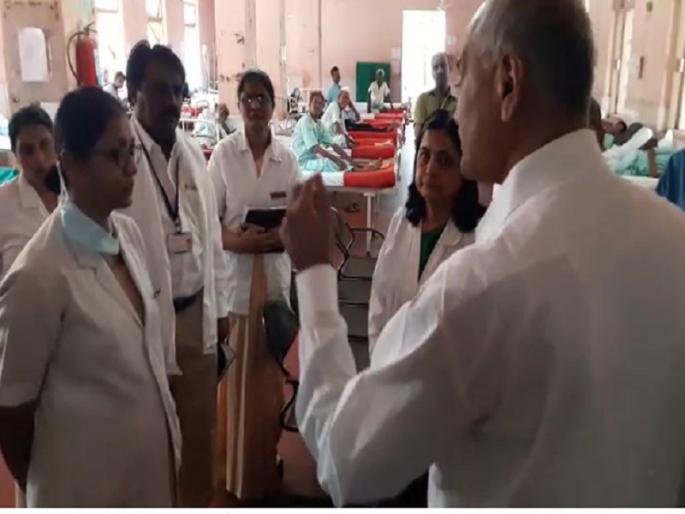 Girl was kept safe? Vice President of the Valley Administration | मुलीला सलाईन धरायला लावली? सहसंचालक लहाने यांच्याकडून घाटी प्रशासनाची कानउघडणी Girl was kept safe? Vice President of the Valley Administration | मुलीला सलाईन धरायला लावली? सहसंचालक लहाने यांच्याकडून घाटी प्रशासनाची कानउघडणी