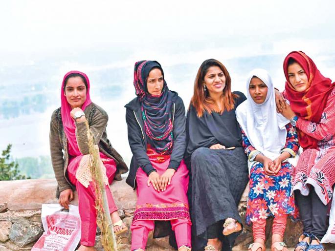 Punekar physiotherapist helping Kashmiri students | पुणेकर फिजिओ तरुणीची काश्मिरमध्ये मदत Punekar physiotherapist helping Kashmiri students | पुणेकर फिजिओ तरुणीची काश्मिरमध्ये मदत