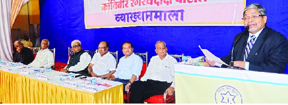  Agriculture needs to be restructured with employment generation: Bhalchandra Mungekar - Discussion in Kolhapur on 'Economic Status of the Country' | रोजगार निर्मितीसह शेतीची पुनर्रचना गरजेची : भालचंद्र मुणगेकर--‘देशाची आर्थिक सद्य:स्थिती’ या विषयावर कोल्हापूर येथे विवेचन