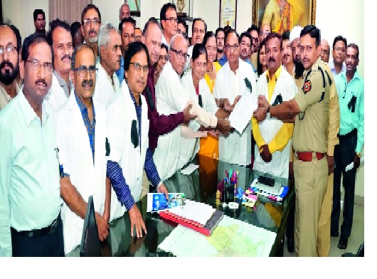 A doctor's private doctor was injured in the attack | डॉक्टरांच्या बंदचा खासगी रुग्णसेवेला फटका A doctor's private doctor was injured in the attack | डॉक्टरांच्या बंदचा खासगी रुग्णसेवेला फटका