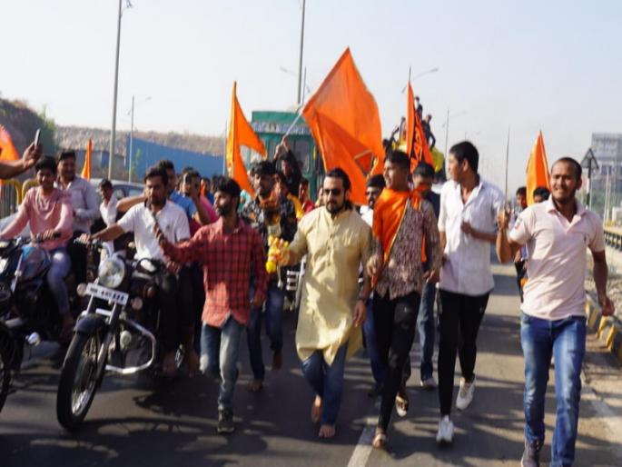 ... and dr. Amol Kohe ran a way due to Shivaji Jayanti ! | ...अन् शिवजयंतीची ज्योत घेऊन धावले अमोल कोल्हे !  ... and dr. Amol Kohe ran a way due to Shivaji Jayanti ! | ...अन् शिवजयंतीची ज्योत घेऊन धावले अमोल कोल्हे !