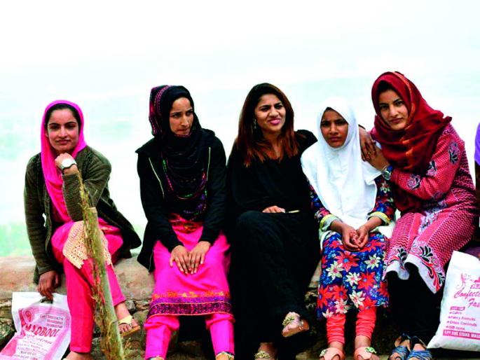 There is no fear in Kashmir. But people around here fear the mind ... | काश्मीर मध्ये भीती नाही.. पण आजबाजूचीच माणसं मनात भय पेरतात...