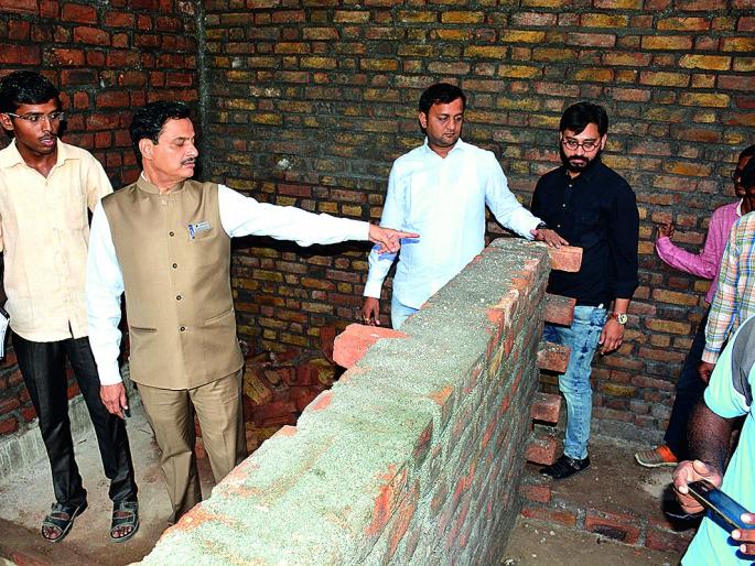 Minister took development of quality of development work | विकास कामांच्या दर्जाबाबत पालकमंत्र्यांनी घेतली झाडाझडती! Minister took development of quality of development work | विकास कामांच्या दर्जाबाबत पालकमंत्र्यांनी घेतली झाडाझडती!