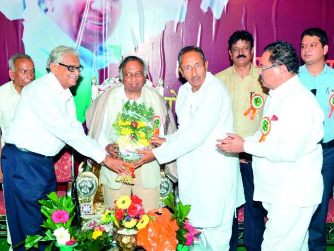 Vijay Bhatkar's glory at Mumbail | मुरंबा येथे विजय भटकरांचा गौरव