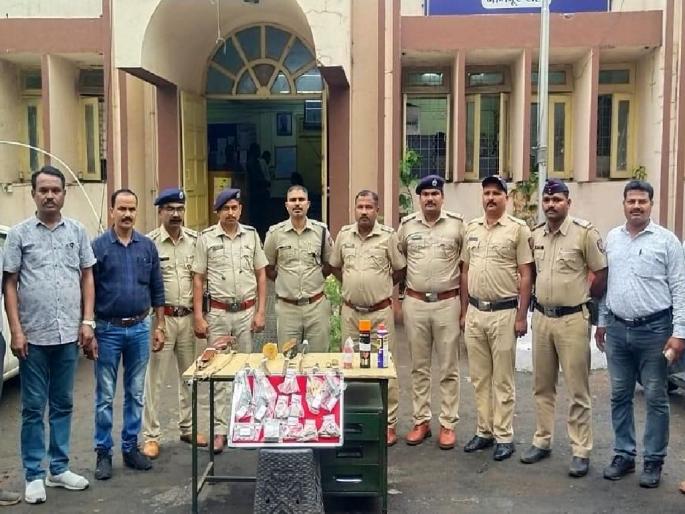A large stockpile of weapons found in Kalmana; Pistols, country knives, sharp weapons seized, man arrested | कळमन्यात सापडला मोठा शस्त्रसाठा; पिस्तूल, देशी कट्टे, धारदार शस्त्रे जप्त A large stockpile of weapons found in Kalmana; Pistols, country knives, sharp weapons seized, man arrested | कळमन्यात सापडला मोठा शस्त्रसाठा; पिस्तूल, देशी कट्टे, धारदार शस्त्रे जप्त