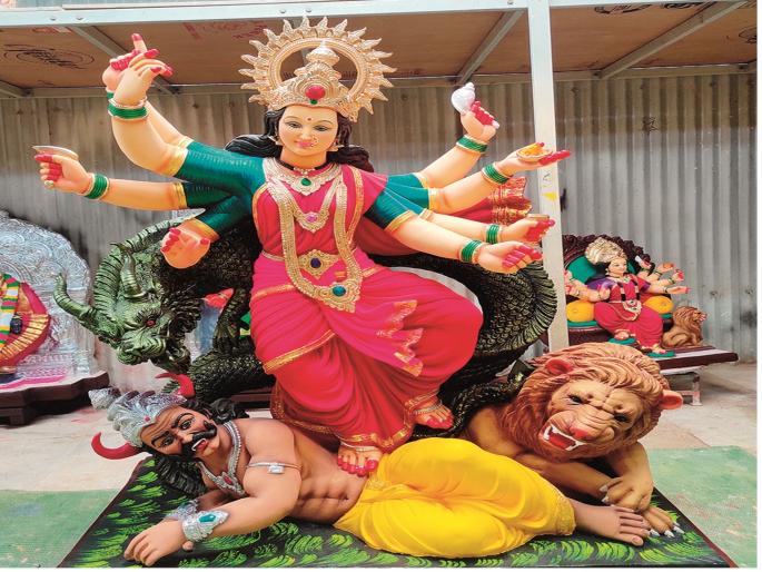 A Chinese dragon has occupied a place near Mahishasur Mardini with a lion | चिनी ड्रॅगनने सिंहासोबत महिषासूर मर्दिनीजवळ पटकावली जागा, भक्तांमध्ये ठरतोय चर्चेचा विषय