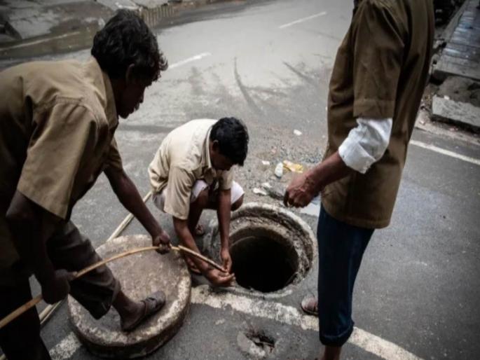 in mumbai notice from bmc ward officers to the contractor don't waste workers life cleaning the drains | गटारे साफ करताना जीव जाऊ देऊ नका! वॉर्ड अधिकाऱ्यांना सक्त सूचना in mumbai notice from bmc ward officers to the contractor don't waste workers life cleaning the drains | गटारे साफ करताना जीव जाऊ देऊ नका! वॉर्ड अधिकाऱ्यांना सक्त सूचना