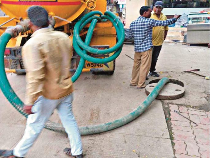 The laborers no longer land in the drainage; All the work of choke-up is done through modern machines | ड्रेनेजमध्ये आता मजूर उतरत नाहीत; चोकअपची सर्व कामे होतात अत्याधुनिक मशीनमार्फत The laborers no longer land in the drainage; All the work of choke-up is done through modern machines | ड्रेनेजमध्ये आता मजूर उतरत नाहीत; चोकअपची सर्व कामे होतात अत्याधुनिक मशीनमार्फत