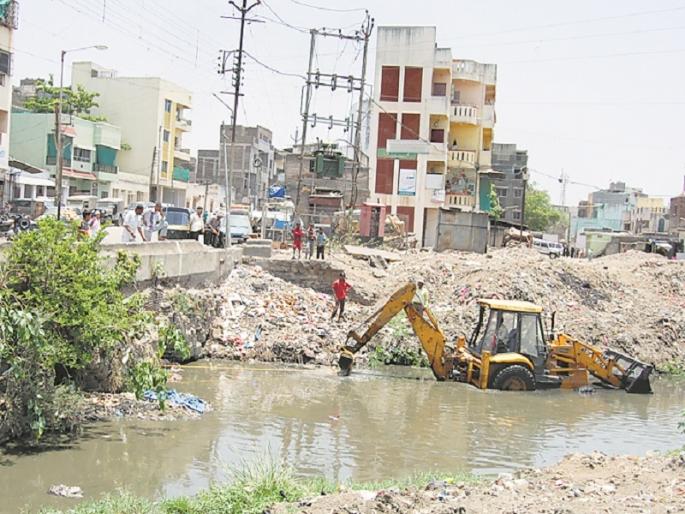 Mayor's order to clean 60km drains by using small jcb | शहरातील ६० कि. मी. नाले स्वच्छ करा;छोट्या जेसीबीचा वापर करण्याचे महापौरांचे आदेश