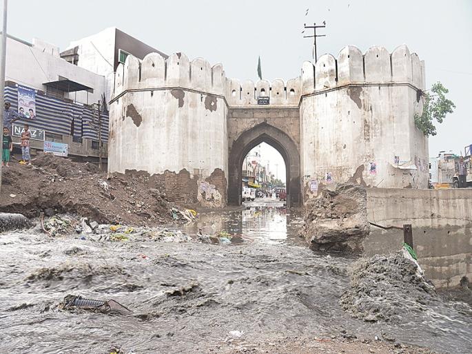 Trenches in the city; poor condition in the first rain | शहरातील नाले तुंबले; पहिल्याच पावसात भंबेरी Trenches in the city; poor condition in the first rain | शहरातील नाले तुंबले; पहिल्याच पावसात भंबेरी