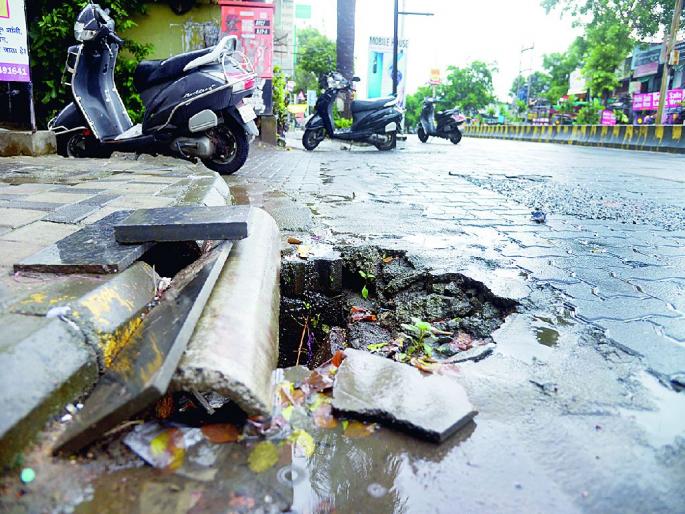 Drainage line built on footpath, water in settlements on cement road between Shatabdi Chowk and back gate of Medical | गजबच! चक्क फुटपाथवरच बांधली ड्रेनेज लाईन! Drainage line built on footpath, water in settlements on cement road between Shatabdi Chowk and back gate of Medical | गजबच! चक्क फुटपाथवरच बांधली ड्रेनेज लाईन!
