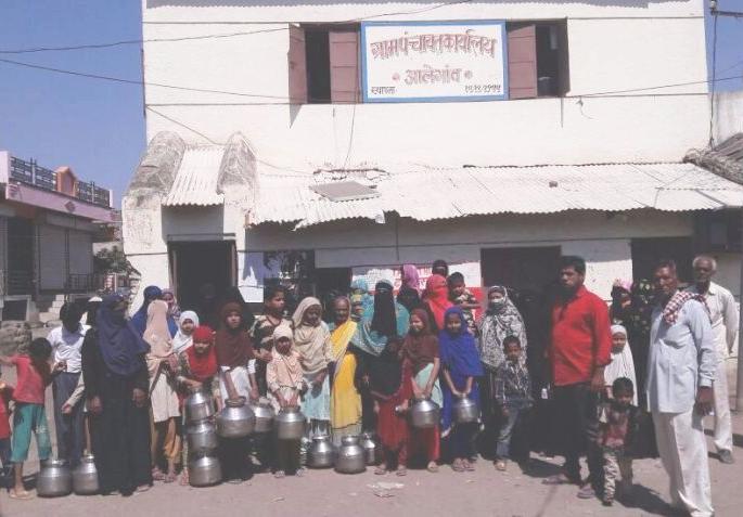 The severe water scarcity in Aalegaon; Women's Ghaggar Morcha at Gram Panchayat office | आलेगावात पाण्याची भीषण टंचाई; ग्रामपंचायत कार्यालयावर महिलांचा घागर मोर्चा The severe water scarcity in Aalegaon; Women's Ghaggar Morcha at Gram Panchayat office | आलेगावात पाण्याची भीषण टंचाई; ग्रामपंचायत कार्यालयावर महिलांचा घागर मोर्चा