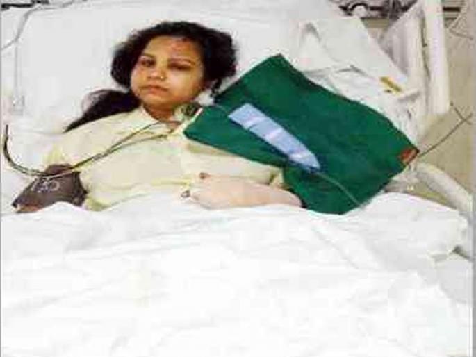 Woman falls of train and gets injured in robbery bid | ट्रेनच्या दरवाजात उभ्या तरुणीच्या हातावर काठी मारुन मोबाइल चोरीचा प्रयत्न, ट्रेनमधून पडून तरुणी गंभीर जखमी Woman falls of train and gets injured in robbery bid | ट्रेनच्या दरवाजात उभ्या तरुणीच्या हातावर काठी मारुन मोबाइल चोरीचा प्रयत्न, ट्रेनमधून पडून तरुणी गंभीर जखमी