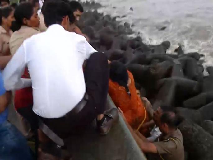 The woman who was drowning in the sea was rescued by the police mumbai marine Drive | मरीनड्राइव्ह महिला बुडताना दिसली; दोन पोलिसांनी उधाणलेल्या समुद्रात उड्या घेतल्या, वाचविले The woman who was drowning in the sea was rescued by the police mumbai marine Drive | मरीनड्राइव्ह महिला बुडताना दिसली; दोन पोलिसांनी उधाणलेल्या समुद्रात उड्या घेतल्या, वाचविले