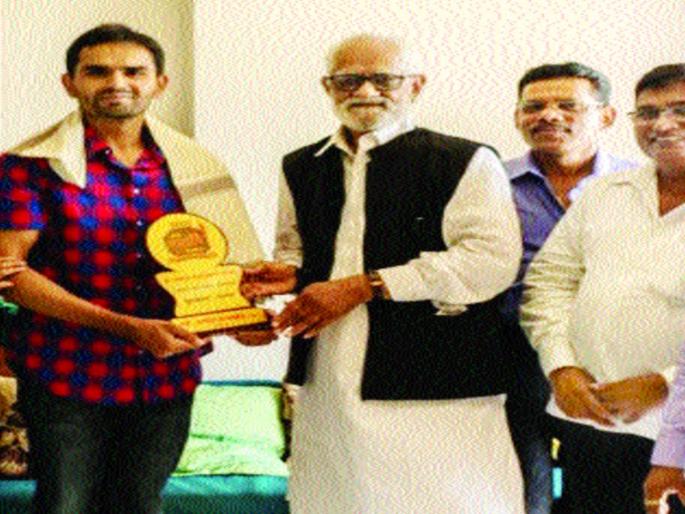 'DRA' Joint Director Sameer Wankhede received Lemhkhade Award | ‘डीआरए’चे सहसंचालक समीर वानखेडे यांना लामखडे पुरस्कार 'DRA' Joint Director Sameer Wankhede received Lemhkhade Award | ‘डीआरए’चे सहसंचालक समीर वानखेडे यांना लामखडे पुरस्कार