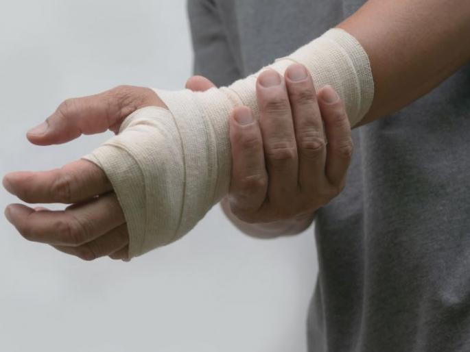 No alcohol, so try to break the arm; Both were charged | दारू पाजली नाही, म्हणून हात तोडण्याचा प्रयत्न;  दोघांवर गुन्हा दाखल No alcohol, so try to break the arm; Both were charged | दारू पाजली नाही, म्हणून हात तोडण्याचा प्रयत्न;  दोघांवर गुन्हा दाखल