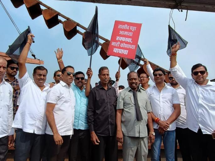 Agitation of Bhoomiputra and tribal laborers in Khadipatra against 'dresher' | `ड्रेझर' विरोधात डुबी पद्धतीने रेती काढणाऱ्या भूमिपुत्र आणि आदिवासी मजूरांचे खाडीपात्रात आंदोलन  Agitation of Bhoomiputra and tribal laborers in Khadipatra against 'dresher' | `ड्रेझर' विरोधात डुबी पद्धतीने रेती काढणाऱ्या भूमिपुत्र आणि आदिवासी मजूरांचे खाडीपात्रात आंदोलन
