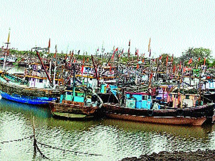 Hundreds of fishing boats moved to safety | शेकडो मासेमार बोटी सुरक्षित स्थळी हलवल्या