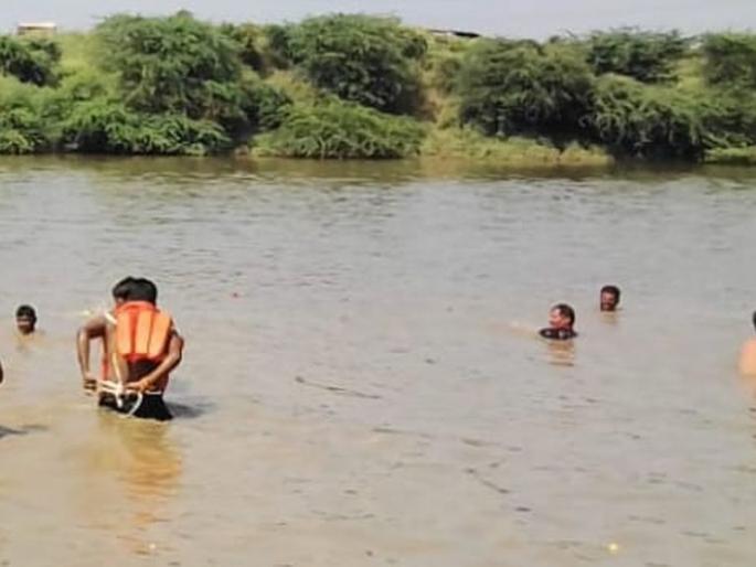 Mother and daughter was swept away in the flood of Purna river | दर्शनासाठी आलेल्या अमरावती जिल्ह्यातील मायलेकी पूर्णा नदीच्या पुरात वाहून गेल्या Mother and daughter was swept away in the flood of Purna river | दर्शनासाठी आलेल्या अमरावती जिल्ह्यातील मायलेकी पूर्णा नदीच्या पुरात वाहून गेल्या