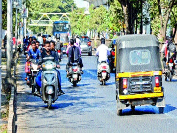 Reward the police if the driver is caught in the opposite direction | उलट दिशेने वाहन चालविणारे पकडल्यास पोलिसांना बक्षीस Reward the police if the driver is caught in the opposite direction | उलट दिशेने वाहन चालविणारे पकडल्यास पोलिसांना बक्षीस