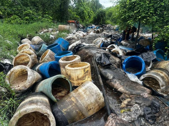 State Excise Department raids Handbhatti Liquor hubs: Gavathi Liquor seized worth Rs 29 Lakhs | राज्य उत्पादन शुल्क विभागाचे हातभट्टी दारु अड्डयांवर धाडसत्र: गावठी दारुसह २९ लाखांचा मुद्देमाल जप्त State Excise Department raids Handbhatti Liquor hubs: Gavathi Liquor seized worth Rs 29 Lakhs | राज्य उत्पादन शुल्क विभागाचे हातभट्टी दारु अड्डयांवर धाडसत्र: गावठी दारुसह २९ लाखांचा मुद्देमाल जप्त