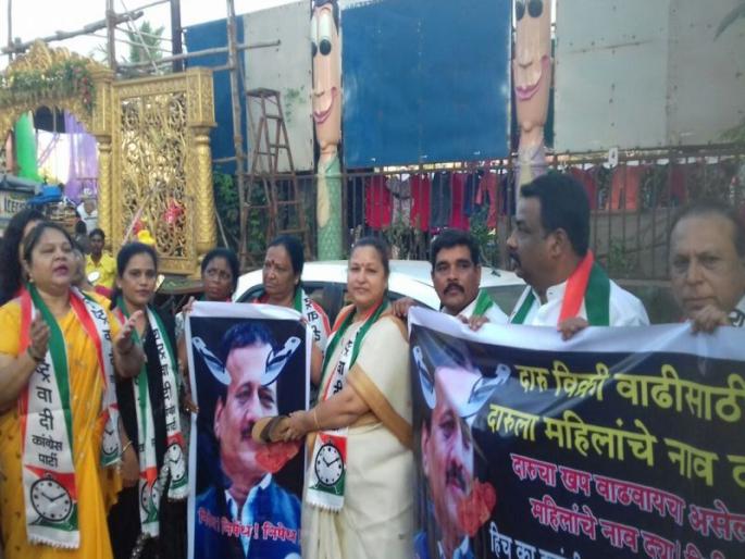 NCP's Jode Maro movement in the photo of Girish Mahajan | गिरीश महाजन यांच्या छायाचित्रास मीरा रोडमध्ये राष्ट्रवादीचे जोडे मारो आंदोलन NCP's Jode Maro movement in the photo of Girish Mahajan | गिरीश महाजन यांच्या छायाचित्रास मीरा रोडमध्ये राष्ट्रवादीचे जोडे मारो आंदोलन