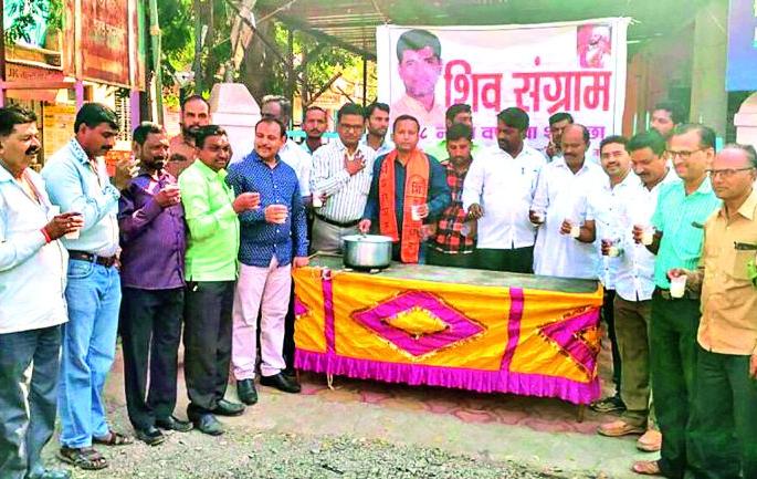 Buldana: Drinking milk and new year reception; Delivered message! | बुलडाणा : दूध पिऊन नववर्षाचे स्वागत; व्यसनमुक्तीचा दिला संदेश! Buldana: Drinking milk and new year reception; Delivered message! | बुलडाणा : दूध पिऊन नववर्षाचे स्वागत; व्यसनमुक्तीचा दिला संदेश!