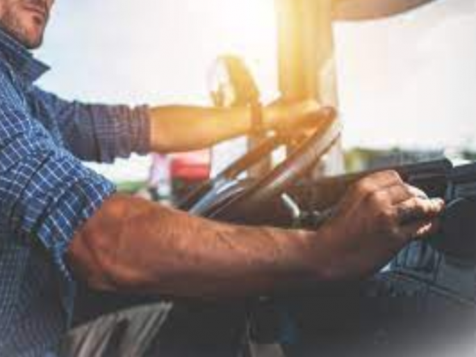 No rest facility, no insurance, hours on the 'steering'; Condition of passenger, cargo drivers | ना विश्रांतीची सोय, ना विमा, तासन्तास ‘स्टेअरिंग’वरच; प्रवासी, मालवाहू चालकांची बिकट अवस्था 