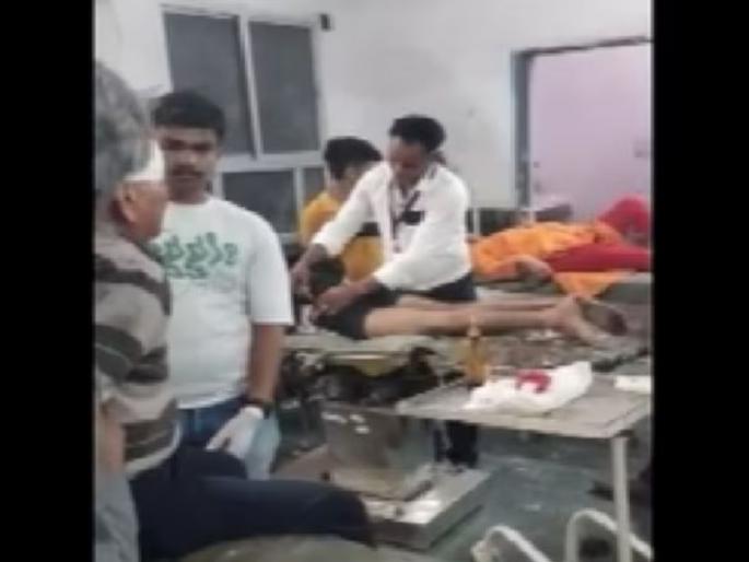 jaipur jpr viral video of driver treating patients in hospital | मोठा निष्काळजीपणा! ड्रायव्हर झाला डॉक्टर; इमर्जन्सी वॉर्डमध्ये रुग्णांना दिली औषधं, इंजेक्शन jaipur jpr viral video of driver treating patients in hospital | मोठा निष्काळजीपणा! ड्रायव्हर झाला डॉक्टर; इमर्जन्सी वॉर्डमध्ये रुग्णांना दिली औषधं, इंजेक्शन