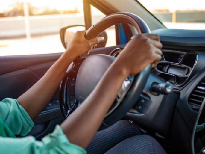 Steering of vehicles in the hands of women, license to 41 thousand people | वाहनांचे स्टेअरिंग महिलांच्या हाती, 41 हजार जणींना परवाना Steering of vehicles in the hands of women, license to 41 thousand people | वाहनांचे स्टेअरिंग महिलांच्या हाती, 41 हजार जणींना परवाना
