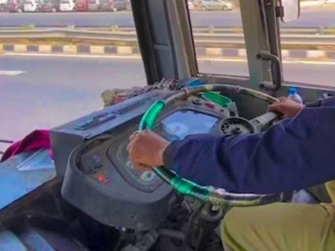 The driver of the ST lost his steering and hit Kharravar Taw; A different explanation from Agara | एसटीचे स्टेअरिंग साेडून चालकाने मारला खर्रावर ताव; आगाराकडून वेगळेच स्पष्टीकरण The driver of the ST lost his steering and hit Kharravar Taw; A different explanation from Agara | एसटीचे स्टेअरिंग साेडून चालकाने मारला खर्रावर ताव; आगाराकडून वेगळेच स्पष्टीकरण