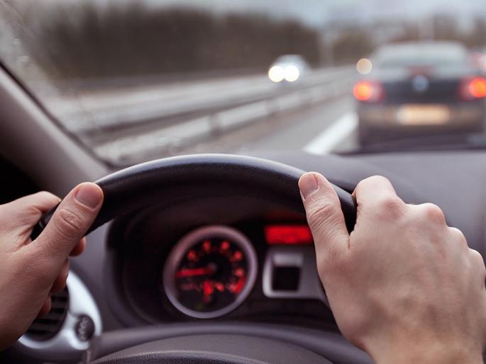 gopalganj traffic police wrong fine car owner helmet challan cut now pollution certificate | अरे देवा! कार चालवताना हेल्मेट घातलं नाही म्हणून १००० रुपयांचा दंड; ट्रॅफिक पोलिसांचा कारनामा gopalganj traffic police wrong fine car owner helmet challan cut now pollution certificate | अरे देवा! कार चालवताना हेल्मेट घातलं नाही म्हणून १००० रुपयांचा दंड; ट्रॅफिक पोलिसांचा कारनामा
