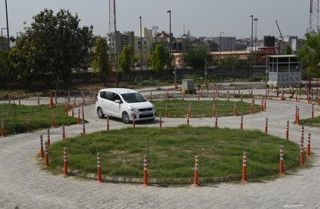 If you look here and there, you will fail the learning license exam | लर्निंग लायसन्सची परीक्षा देताना इकडे-तिकडे पाहिल्यास व्हाल नापास If you look here and there, you will fail the learning license exam | लर्निंग लायसन्सची परीक्षा देताना इकडे-तिकडे पाहिल्यास व्हाल नापास