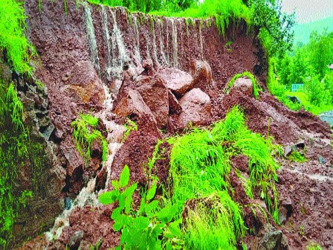 Dilapidated collision on Poladpur Katali road | पोलादपूर काटेतळी मार्गावर कोसळली दरड Dilapidated collision on Poladpur Katali road | पोलादपूर काटेतळी मार्गावर कोसळली दरड