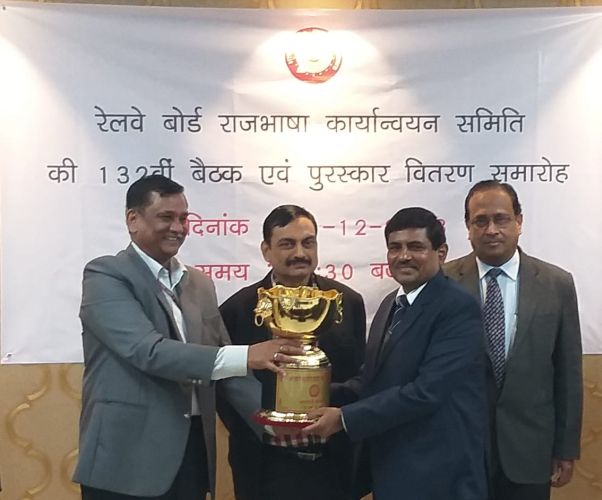 DRM RK Yadav Raj Bhasha Award from Bhusawal Division is honored | भुसावळ विभागाचे डीआरएम आर.के.यादव राजभाषा अवॉर्डने सम्मानित DRM RK Yadav Raj Bhasha Award from Bhusawal Division is honored | भुसावळ विभागाचे डीआरएम आर.के.यादव राजभाषा अवॉर्डने सम्मानित