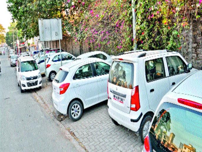 Invitation for traffic by road vehicles | रस्त्यावरील वाहनांमुळे वाहतूककोंडीला निमंत्रण Invitation for traffic by road vehicles | रस्त्यावरील वाहनांमुळे वाहतूककोंडीला निमंत्रण