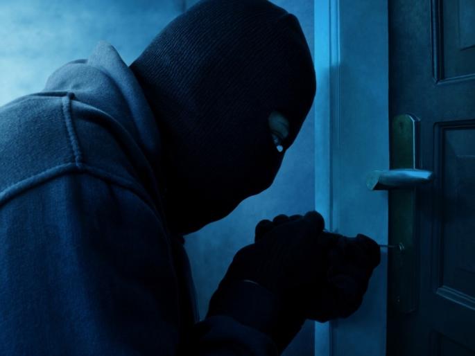 Lampas cut off the bride's ears and jewelry, midnight robbery of thieves in solapur | नववधुचे कान कापून दागिने लंपास, चोरट्यांचा मध्यरात्री दरोडा Lampas cut off the bride's ears and jewelry, midnight robbery of thieves in solapur | नववधुचे कान कापून दागिने लंपास, चोरट्यांचा मध्यरात्री दरोडा