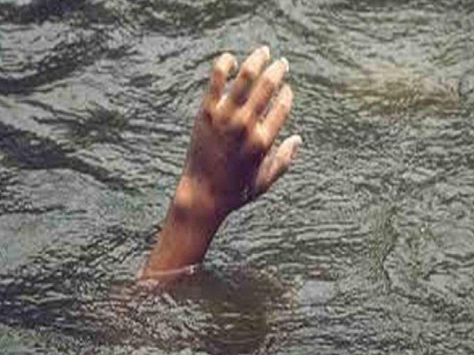 While immersing the idol, the youth was carried away; As luck would have it, eight people survived | मूर्ती विसर्जन करताना युवक गेला वाहून; दैव बलवत्तर म्हणून आठजण वाचले While immersing the idol, the youth was carried away; As luck would have it, eight people survived | मूर्ती विसर्जन करताना युवक गेला वाहून; दैव बलवत्तर म्हणून आठजण वाचले