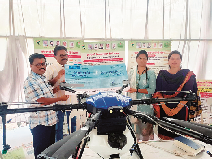 A modern farming system, spray an acre crop in just seven minutes | आधुनिक शेतीची कास, अवघ्या सात मिनिटांत एका एकरवरील पिकावर औषध फवारणी A modern farming system, spray an acre crop in just seven minutes | आधुनिक शेतीची कास, अवघ्या सात मिनिटांत एका एकरवरील पिकावर औषध फवारणी