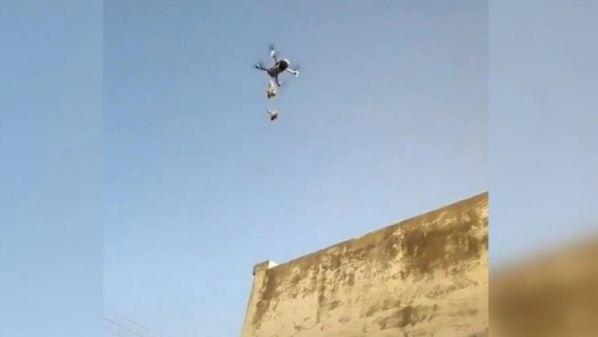 Coronavirus : What to say! pan-masala sells via drone in gujrat, video get viral pda | Video : Coronavirus : काय म्हणावं याला! चक्क ड्रोनद्वारे पानमसाल्याची विक्री,व्हिडीओ व्हायरल  Coronavirus : What to say! pan-masala sells via drone in gujrat, video get viral pda | Video : Coronavirus : काय म्हणावं याला! चक्क ड्रोनद्वारे पानमसाल्याची विक्री,व्हिडीओ व्हायरल