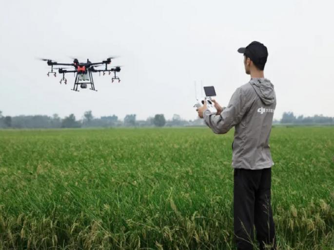 Now farmers will also become drone pilots; Spraying of pesticides by drones | आता शेतकरीही होणार 'ड्रोन पायलट'; ड्रोनद्वारे करता येणार कीटकनाशकांची फवारणी