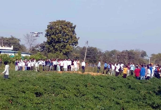 farmer in bhandara used drone to spray pesticide in farm | शेतकऱ्याची भन्नाट आयडिया; ड्रोनद्वारे कीटकनाशक फवारणी farmer in bhandara used drone to spray pesticide in farm | शेतकऱ्याची भन्नाट आयडिया; ड्रोनद्वारे कीटकनाशक फवारणी