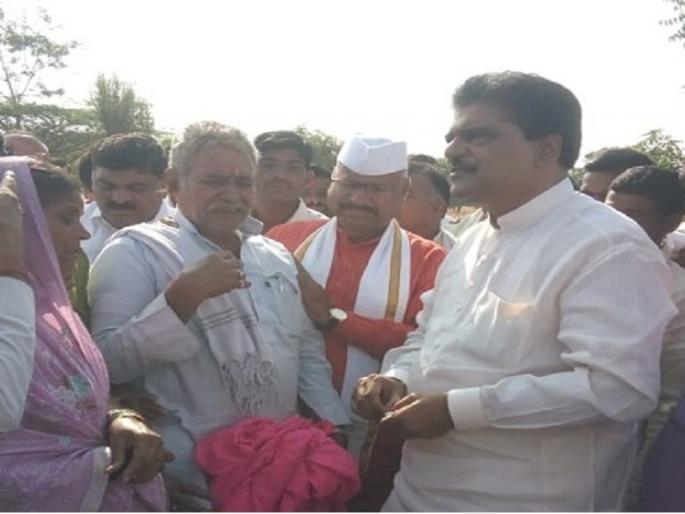 Drought in Marathwada: While speaking about drought, the farmer crying loudly before the guardian minister | Drought In Marathwada : दुष्काळाची दाहकता सांगताना पालकमंत्र्यासमोर ढसढसा रडला बळीराजा Drought in Marathwada: While speaking about drought, the farmer crying loudly before the guardian minister | Drought In Marathwada : दुष्काळाची दाहकता सांगताना पालकमंत्र्यासमोर ढसढसा रडला बळीराजा