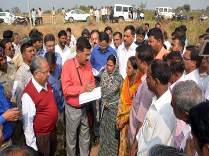 Drought In Marathwada : In one hour, the central squad inspected the drought of two villages in jalana | एका तासात दोन गावातील दुष्काळाची पाहणी करून केंद्रीय पथक भुर्रऽऽ Drought In Marathwada : In one hour, the central squad inspected the drought of two villages in jalana | एका तासात दोन गावातील दुष्काळाची पाहणी करून केंद्रीय पथक भुर्रऽऽ